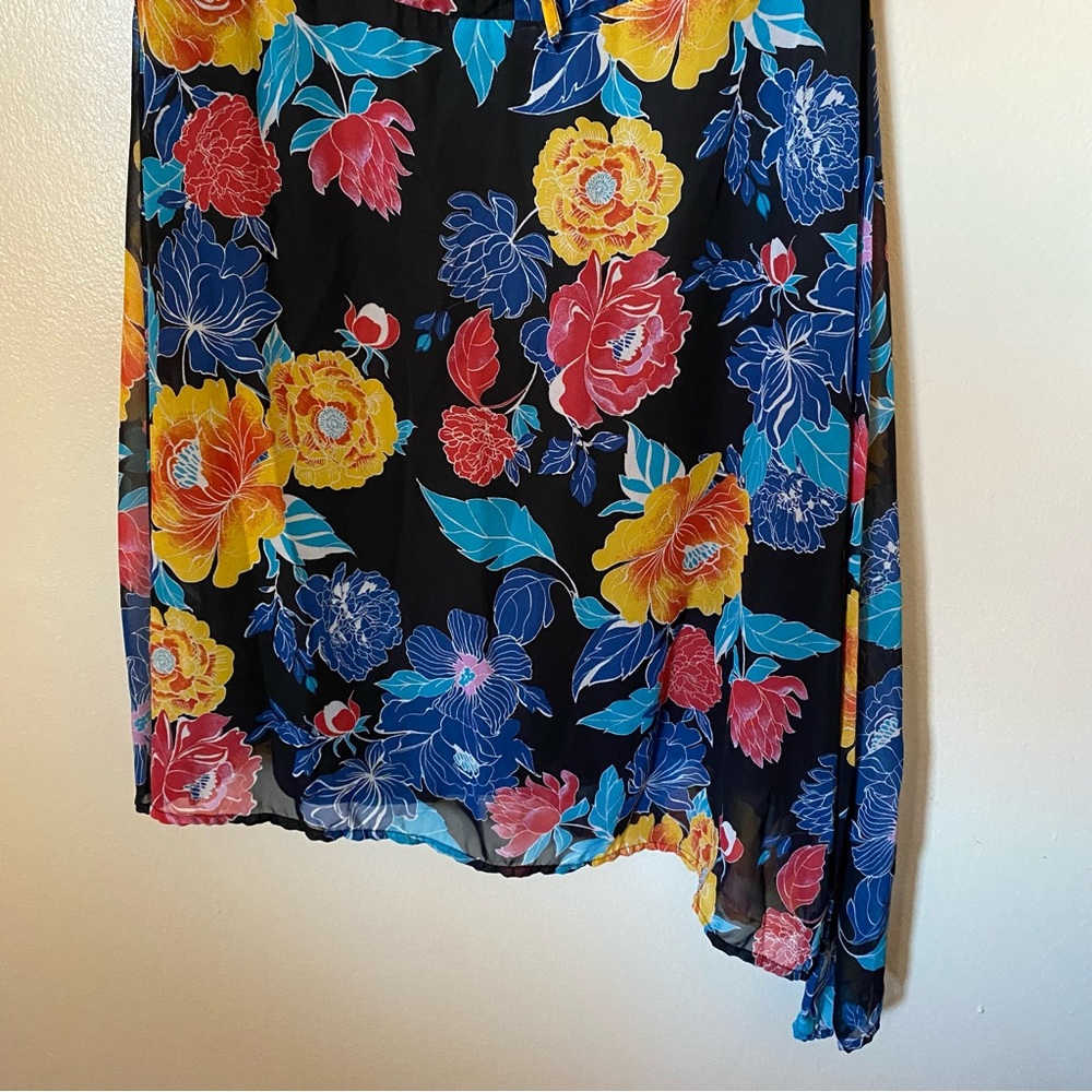 Slate & Willow Short Sleeve Asymmetric Hem Black Floral Dress - Picture 6 of 9